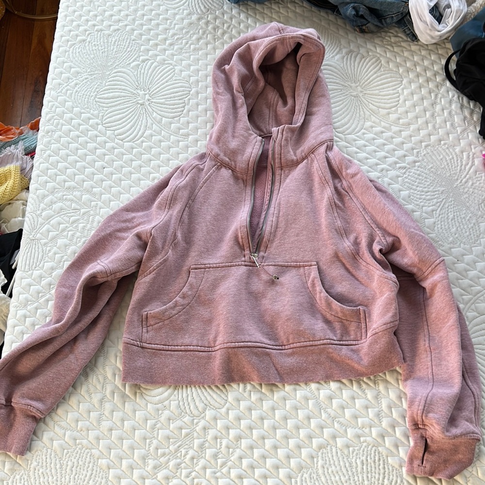 Light pink Lululemon cropped scuba